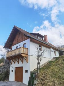加姆利茨Ferienhaus Kranach 76的山顶上带阳台的房子