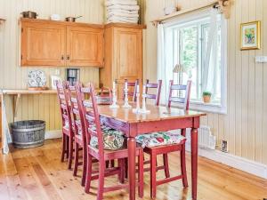 FlenHoliday home FLEN IV的厨房配有木桌和椅子