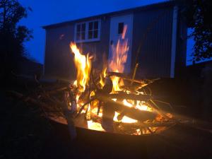 圣奥斯特尔Miners Hut的夜间院子里的火坑