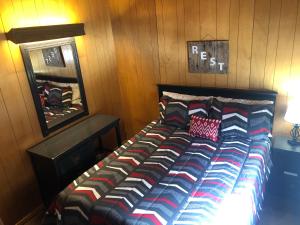 阿尔托High Country Lodge的木墙客房的一张床位