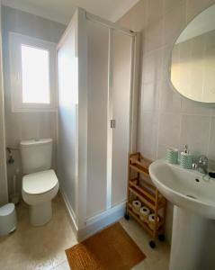 丰卡连特德拉帕尔马Casa Ninive的白色的浴室设有卫生间和水槽。