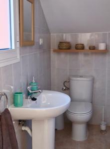 丰卡连特德拉帕尔马Casa Ninive的浴室配有白色卫生间和盥洗盆。