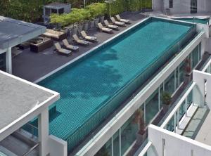 吉隆坡吉隆坡达马斯套房及公寓式酒店的大楼顶部游泳池的顶部景色