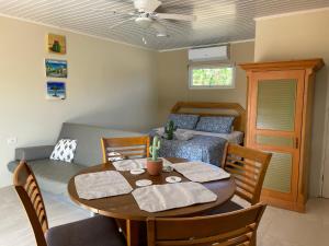 帕拉德拉LiCe Garden Aruba的一间带桌子和床的用餐室