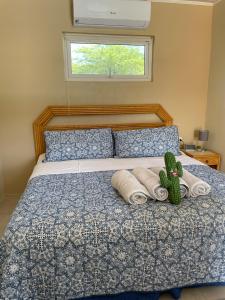 帕拉德拉LiCe Garden Aruba的一间卧室,配有一张带仙人掌的床
