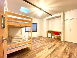尾道市島宿Nest的一间卧室配有双层床和书桌