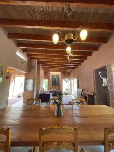 圣佩德罗·德·阿塔卡马Casa Luna的用餐室配有大型木桌和椅子