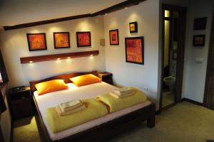 帕拉钦B&B Galerija Two Rooms的一间卧室配有一张带黄色枕头的大床