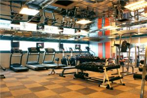 米里米里帝国酒店的一间健身房,里面配有几台跑步机