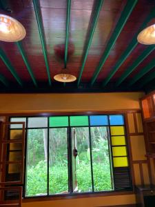 Ban Khu Ha Nai (1)โฮมสเตย์บ้านนายสิงโตเขาคูหา的客房设有窗户和天花板。