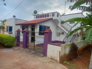 耶拉吉里Yelagiri RAM Cottage @Home with kitchenette full的前面有紫色门的房子