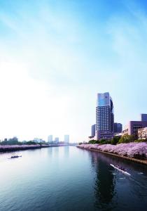 大阪大阪帝国酒店的一条河,河上的人在城市前