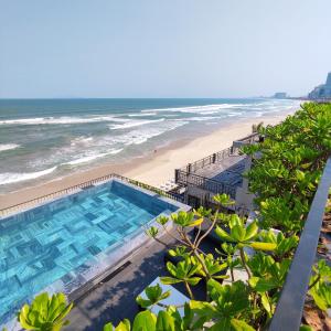 岘港M SUITE Danang Beach的享有游泳池和海滩的上方景色