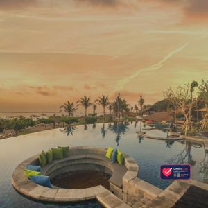 努沙杜瓦巴厘岛美乐滋度假酒店的度假酒店游泳池的 ⁇ 染