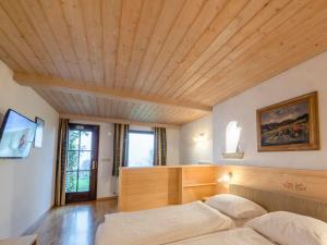 拉多夫吉卡Kunstelj Pension的一间卧室设有一张带木制天花板的大床