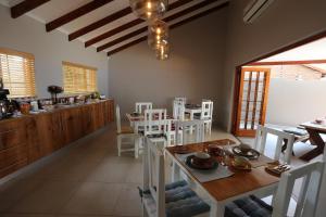 圣卢西亚Rhino Coast Guesthouse的厨房以及带桌椅的用餐室。
