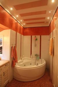 雷夫卡达镇Beautiful Traditional House in Lefkada的客房内的浴室设有大浴缸