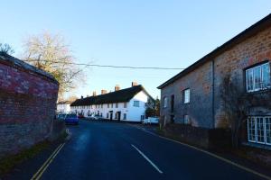 OttertonThatched Cottage, beautiful village near the sea的一座有建筑的小城镇的空街