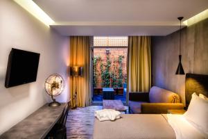 雅典360度酒店的酒店客房,配有床和沙发