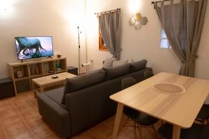 卡拉塔尤德Apartamentos Erlueta的客厅配有沙发和桌子