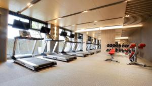 台中市浮云客栈的健身房,配有一排跑步机和机器