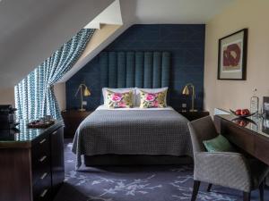 班戈北爱尔兰克兰德博伊洛奇酒店的一间卧室设有一张床和蓝色的墙壁