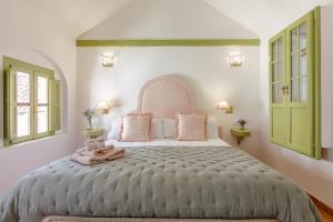 塞维利亚La Abadia de Giralda的卧室配有一张带粉红色枕头的大床