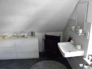 费尔登Altstadtwohnung的白色的浴室设有水槽和镜子