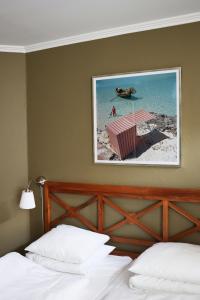 奥胡斯SOFS boutique hotel的一间卧室配有一张床,享有海滩美景
