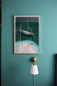 奥胡斯SOFS boutique hotel的墙上水中的船的照片