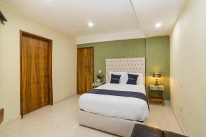 瓜纳华托Casa Santa Fe, Guanajuato的一间卧室配有一张大床和一张沙发