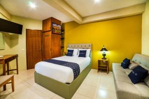 瓜纳华托Casa Santa Fe, Guanajuato的一间卧室配有一张床和一张沙发