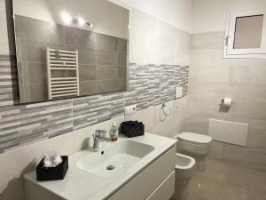 托里格兰德Sunnyside Apartment的一间带水槽、卫生间和镜子的浴室