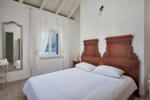 索布拉Mala kuća Sobra的一间卧室配有一张大床和镜子