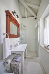 索布拉Mala kuća Sobra的白色的浴室设有水槽和淋浴。