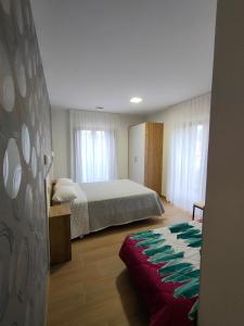 PenagosEl Pino的卧室配有一张床和床罩,位于地板上