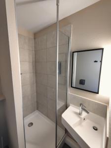 拉罗谢尔B&B HOTEL La Rochelle Centre Les Minimes的带淋浴和盥洗盆的浴室