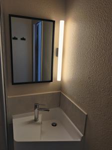 拉罗谢尔B&B HOTEL La Rochelle Centre Les Minimes的一间带水槽和镜子的浴室