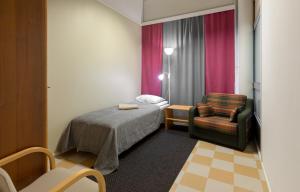 KauhajokiHostel Eduskunta的小房间设有一张床和一把椅子