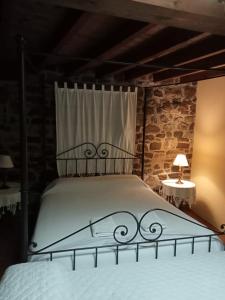 RozapaneraCasa de Ligueria的卧室配有带白色棉被的床
