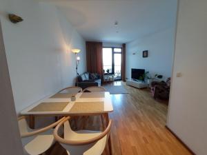 塔林Pirita Sea View Apartments One bedroom的客厅配有桌椅