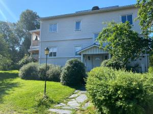 松兹瓦尔Sundsvall by M - Apartment的前面有车道的灰色房子