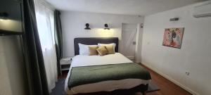 卡斯卡伊斯Art 4 You Cascais Suites的一间卧室配有一张带绿毯的大床