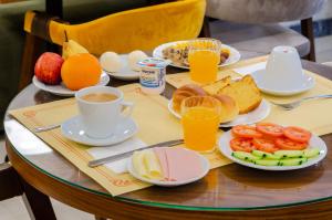 里斯本杜阿斯纳克斯酒店的桌子,上面放着食物盘,咖啡杯和水果