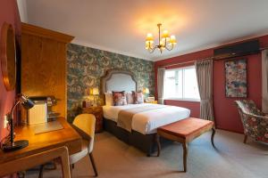 巴斯小熊贝尔酒店的酒店客房配有一张床、一张书桌和一张书桌。