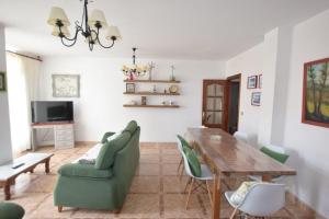 塞埃Casa Emiliano的客厅配有木桌和绿色椅子