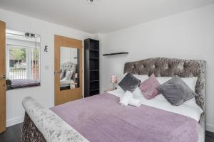 Beautiful 3-Bed Apartment in Romford客房内的一张或多张床位