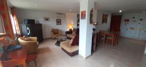 PauAppartement & Spa - Panoramic Olivars的客厅以及带沙发和桌子的厨房。