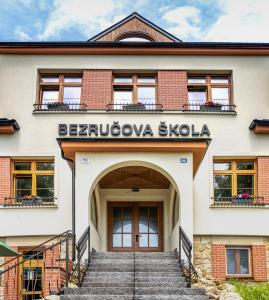 旧哈姆里Bezručova škola的一座有标牌的建筑,上面写着:berrovaya skola