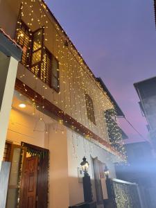 特里凡得琅Ekana Homes的建筑的侧面有圣诞灯